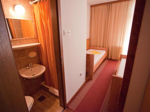 HI Hostel Zagreb : photo 5 de la chambre chambre simple avec salle de bains privative