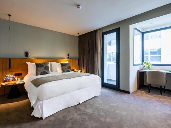 JM Suites Hotel Eco-Friendly Casablanca : photo 6 de la chambre suite lit king-size avec balcon