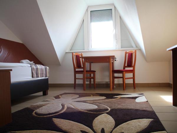 Auguszta Hotel és Diákszálló : photo 1 de la chambre chambre simple Économique