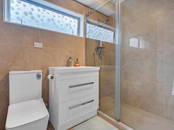 The Bays Bed & Breakfast : photo 4 de la chambre chambre familiale avec salle de bains privative