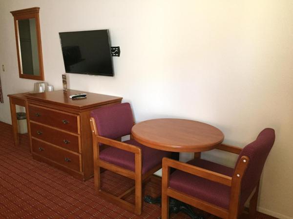 Harvey's Motel SDSU La Mesa San Diego : photo 3 de la chambre chambre avec 2 lits queen-size - fumeurs