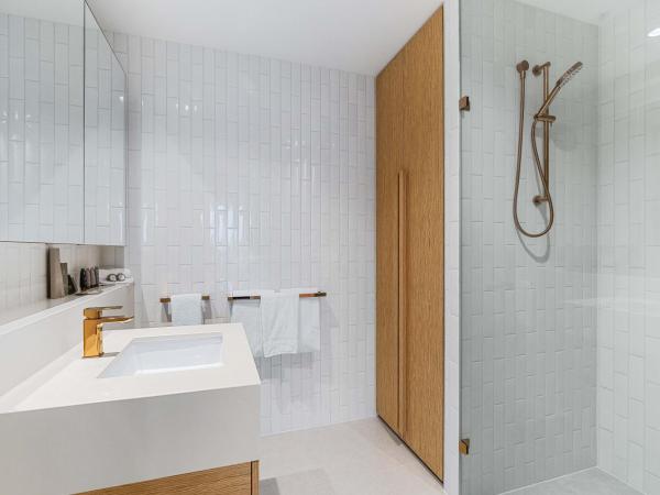 Collins House Apartments by CLLIX : photo 4 de la chambre three-bedroom three-bathroom city view apartment