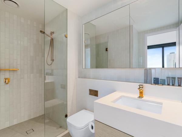 Collins House Apartments by CLLIX : photo 3 de la chambre three-bedroom three-bathroom city view apartment