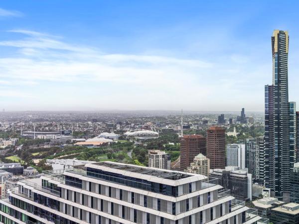 Collins House Apartments by CLLIX : photo 10 de la chambre three-bedroom three-bathroom city view apartment