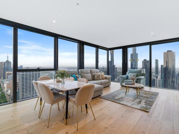 Collins House Apartments by CLLIX : photo 1 de la chambre three-bedroom three-bathroom city view apartment