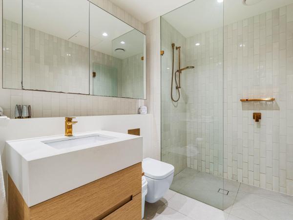 Collins House Apartments by CLLIX : photo 8 de la chambre three-bedroom apartment two bathroom apartment