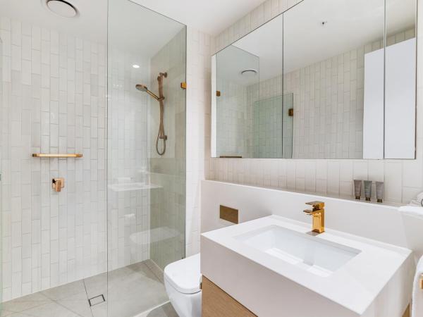 Collins House Apartments by CLLIX : photo 5 de la chambre appartement 2 chambres et 2 salles de bains

