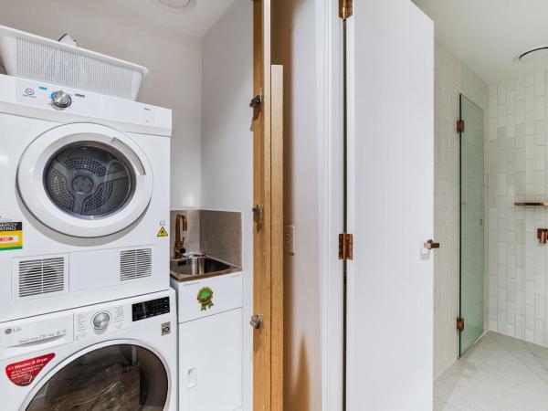 Collins House Apartments by CLLIX : photo 10 de la chambre appartement 2 chambres et 2 salles de bains

