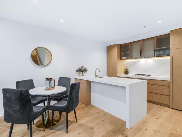 Collins House Apartments by CLLIX : photo 4 de la chambre two-bedroom two-bathroom split level apartment