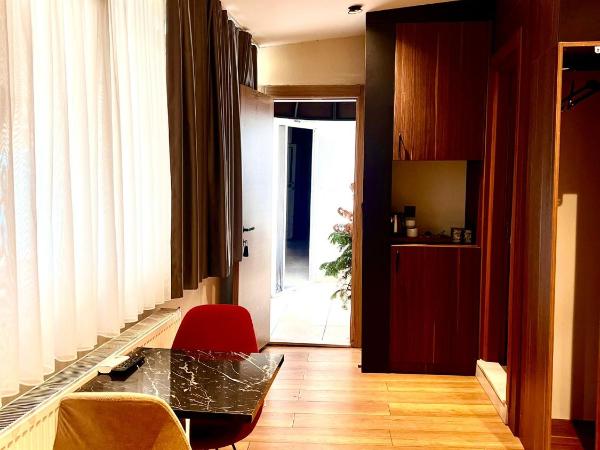 Beşiktas konuk otel : photo 1 de la chambre chambre quadruple - vue sur jardin