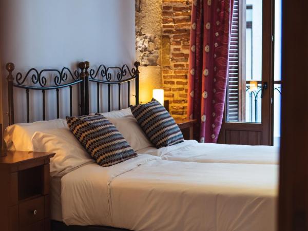 San Sebastián DOT Rooms : photo 8 de la chambre chambre lits jumeaux avec salle de bains commune