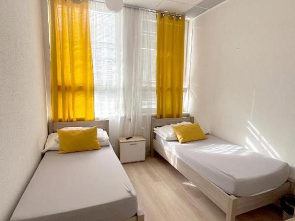 Keja Rooms - Pokoje Noclegi w Centrum Gdyni : photo 1 de la chambre chambre lits jumeaux avec salle de bains commune