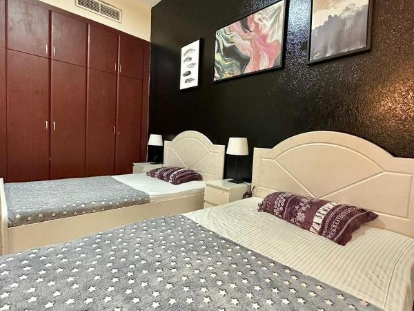 Dubai Backpackers : photo 7 de la chambre chambre double ou lits jumeaux avec balcon