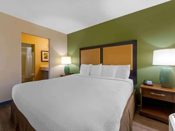 Extended Stay America Suites - Orlando - Convention Center - 6443 Westwood : photo 1 de la chambre studio de luxe avec 1 lit king-size - non-fumeurs