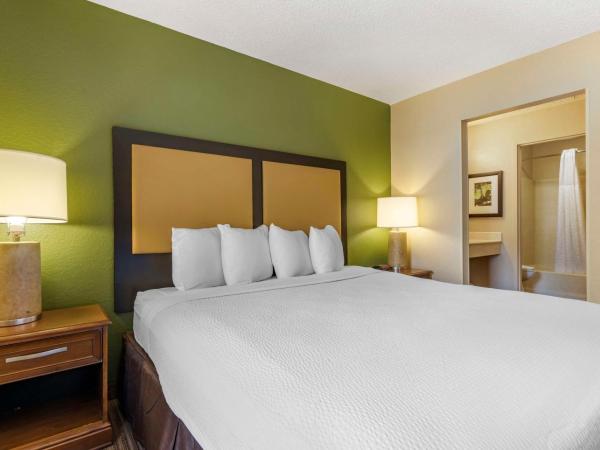 Extended Stay America Suites - Orlando - Maitland - 1776 Pembrook Dr : photo 1 de la chambre studio de luxe avec 1 lit king-size - non-fumeurs