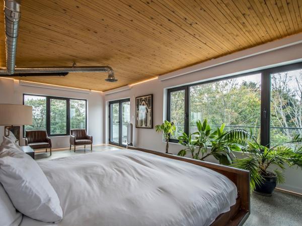 Luxury BNB - Halifax Rooftop : photo 8 de la chambre suite supérieure lit king-size