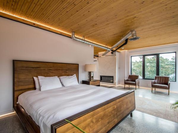 Luxury BNB - Halifax Rooftop : photo 10 de la chambre suite supérieure lit king-size