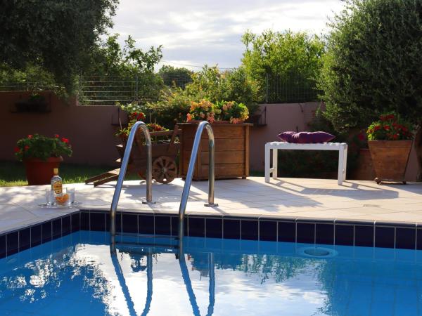 Olive Villa Crete : photo 8 de la chambre chambre double - vue sur jardin