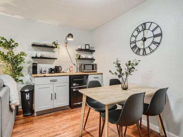 Adorable 2-Bedroom Modern Basement : photo 4 de la chambre appartement 2 chambres