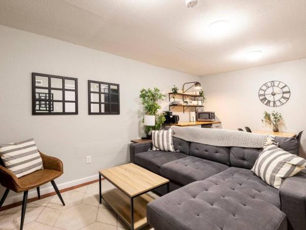 Adorable 2-Bedroom Modern Basement : photo 6 de la chambre appartement 2 chambres