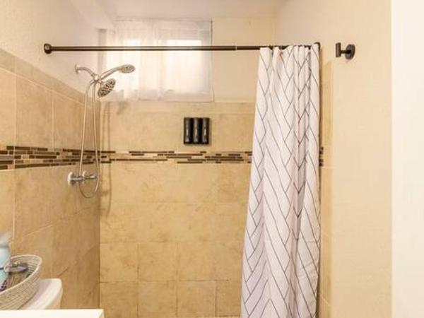 Adorable 2-Bedroom Modern Basement : photo 9 de la chambre appartement 2 chambres