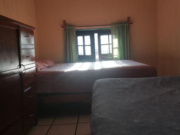 Hostal Guadalajara : photo 2 de la chambre chambre quadruple Économique avec salle de bains commune