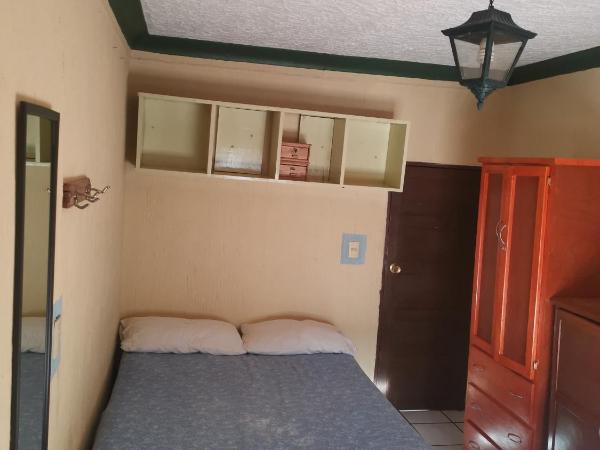 Hostal Guadalajara : photo 1 de la chambre chambre quadruple Économique avec salle de bains commune