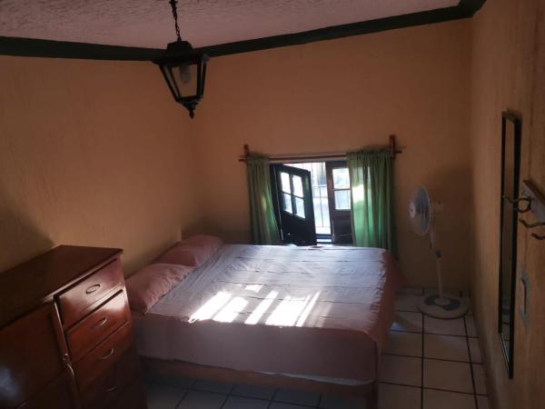 Hostal Guadalajara : photo 5 de la chambre chambre quadruple Économique avec salle de bains commune