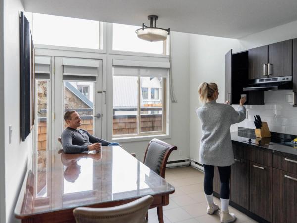 Executive Inn Whistler : photo 1 de la chambre suite lit queen-size avec baignoire spa