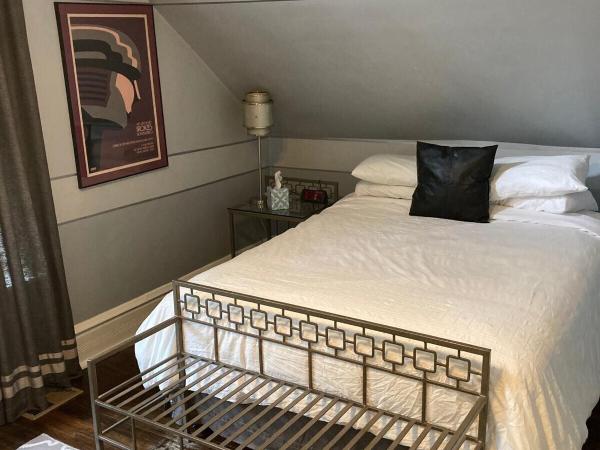 The Villa Toscana : photo 5 de la chambre chambre lit queen-size avec salle de bains commune 