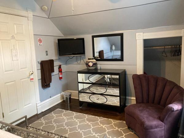 The Villa Toscana : photo 9 de la chambre chambre lit queen-size avec salle de bains commune 