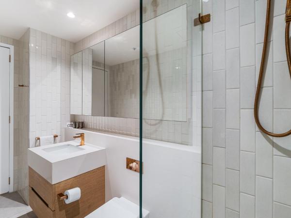 Collins House Apartments by CLLIX : photo 3 de la chambre appartement 2 chambres et 1 salle de bains

