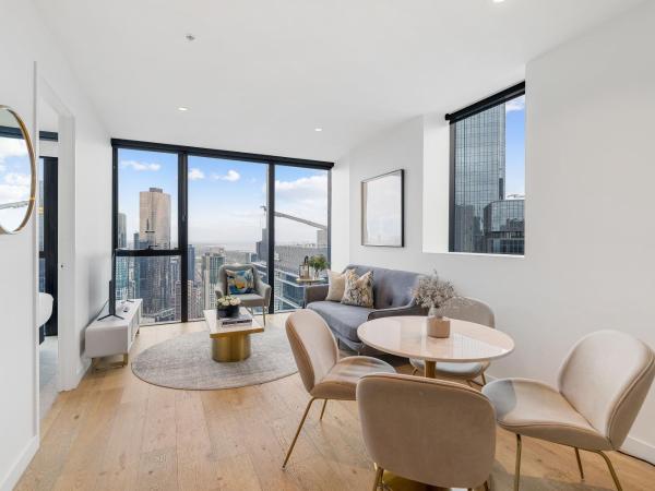 Collins House Apartments by CLLIX : photo 9 de la chambre two-bedroom two-bathroom city view apartment