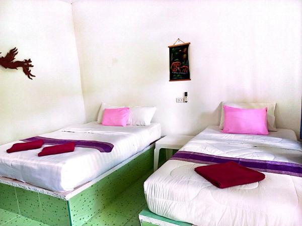 Lanta Maikeaw Bungalow : photo 5 de la chambre chambre triple deluxe