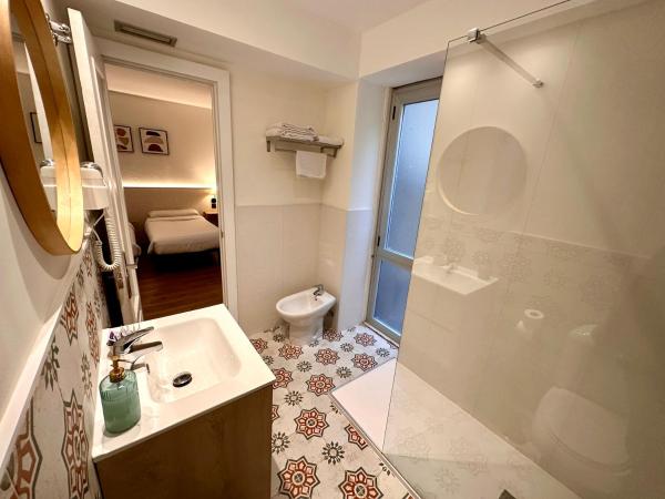 Far Home Gran Vía : photo 9 de la chambre chambre lits jumeaux avec salle de bains privative