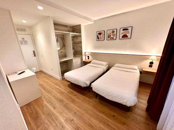 Far Home Gran Vía : photo 1 de la chambre chambre lits jumeaux avec salle de bains privative