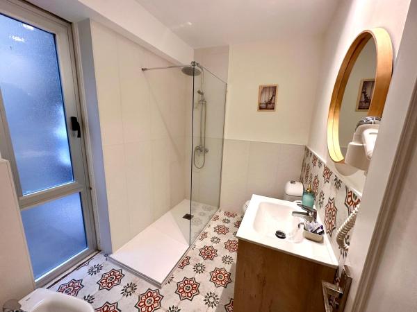 Far Home Gran Vía : photo 8 de la chambre chambre lits jumeaux avec salle de bains privative
