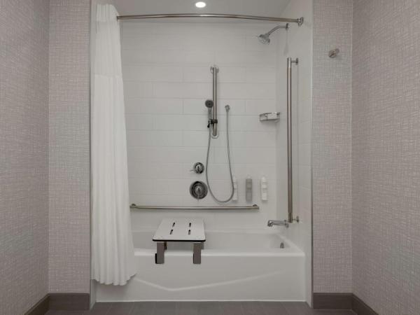 Hampton Inn & Suites by Hilton Toronto Downtown : photo 1 de la chambre chambre lit king-size avec baignoire - accessible aux personnes à mobilité réduite