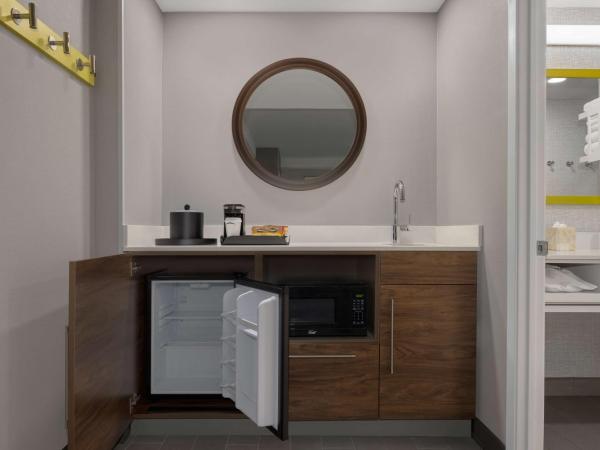 Hampton Inn & Suites by Hilton Toronto Downtown : photo 1 de la chambre suite studio lit king-size