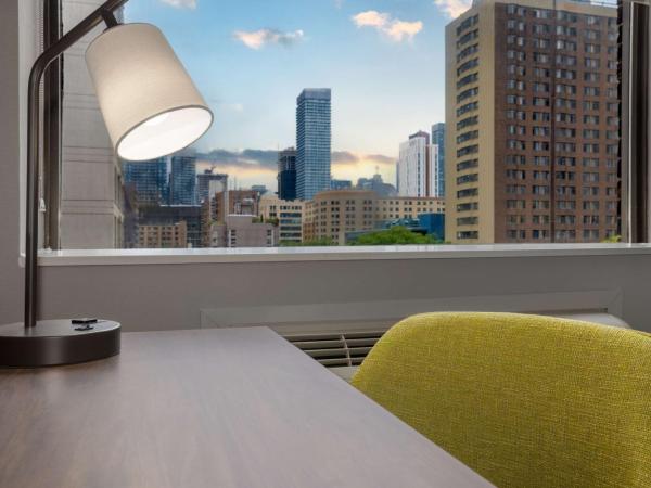 Hampton Inn & Suites by Hilton Toronto Downtown : photo 2 de la chambre chambre lit king-size