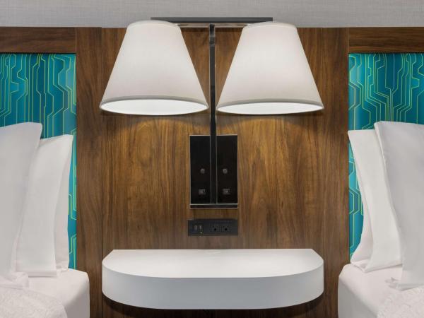 Hampton Inn & Suites by Hilton Toronto Downtown : photo 3 de la chambre chambre avec 2 lits queen-size