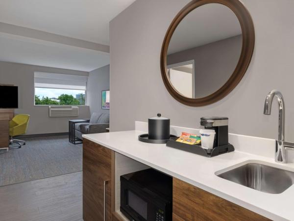 Hampton Inn & Suites by Hilton Toronto Downtown : photo 3 de la chambre suite studio lit king-size - vue sur parc