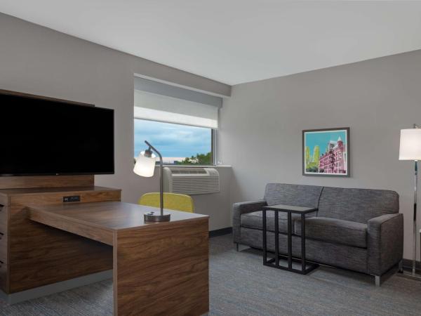 Hampton Inn & Suites by Hilton Toronto Downtown : photo 5 de la chambre suite studio lit king-size - vue sur parc