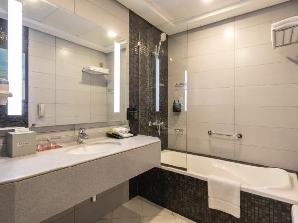 Ramada by Wyndham Dubai Barsha Heights : photo 5 de la chambre chambre lit king-size deluxe - non-fumeurs