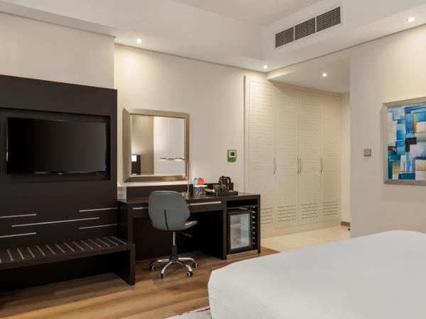 Ramada by Wyndham Dubai Barsha Heights : photo 7 de la chambre standard king room - non-smoking with free with free shuttle bus to jbr beach, dubai hills mall, outlet mall, and 10% f&b discount