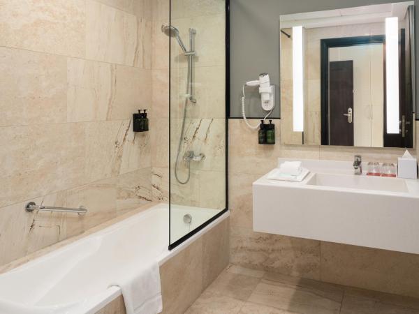 Ramada by Wyndham Dubai Barsha Heights : photo 6 de la chambre suite junior lit king-size - non-fumeurs