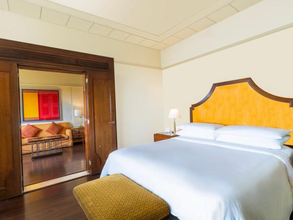 Hyderabad Marriott Hotel & Convention Centre : photo 5 de la chambre deluxe suite lake view with bathtub