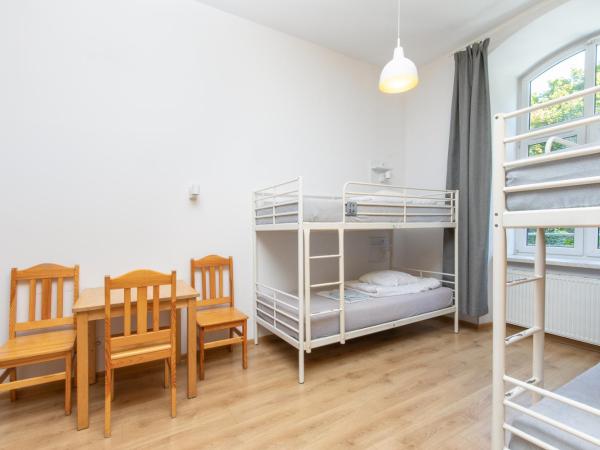 Atlantis Hostel : photo 1 de la chambre lit dans dortoir de 4 lits avec salle de bains privative