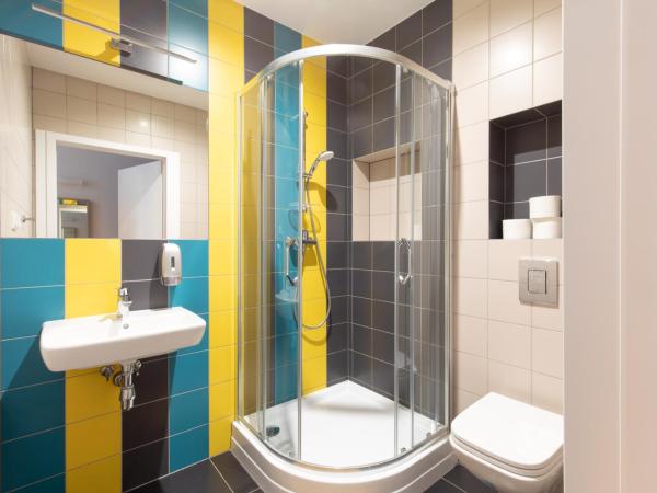 Atlantis Hostel : photo 2 de la chambre lit dans dortoir de 4 lits avec salle de bains privative