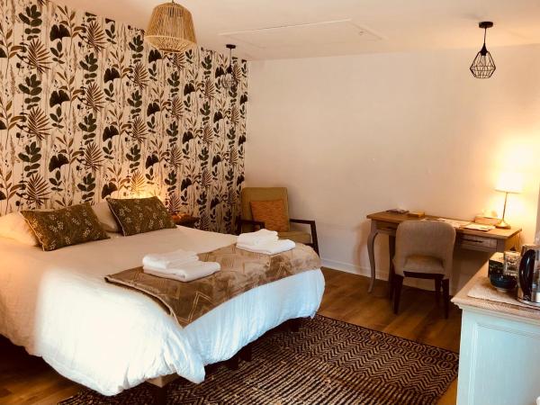 L'AMANTINE Chambres d'hôtes et gîte : photo 10 de la chambre chambre double avec salle de bains privative